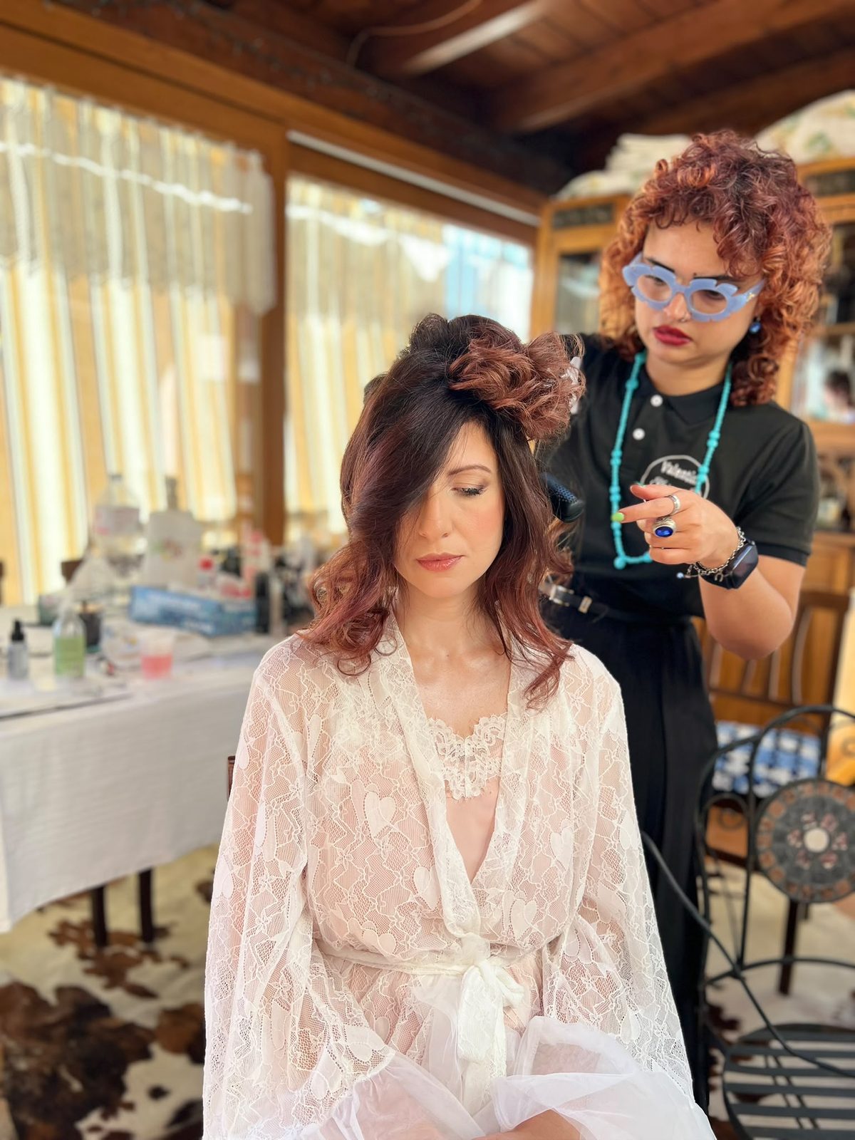 Valentina, la titolare, mentre realizza un'acconciatura da sposa
