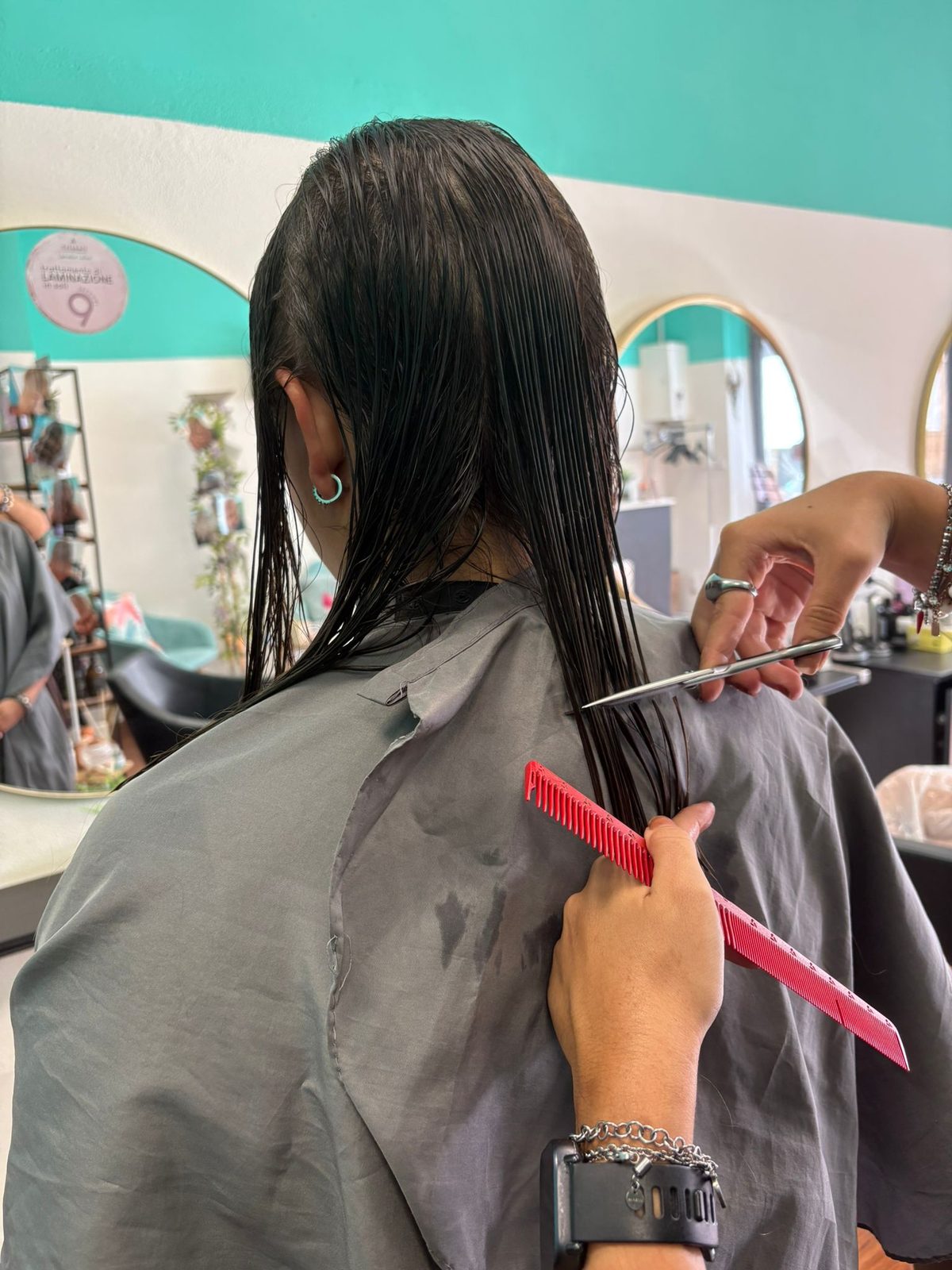 Taglio in corso su capelli bagnati con tecnica a forbice