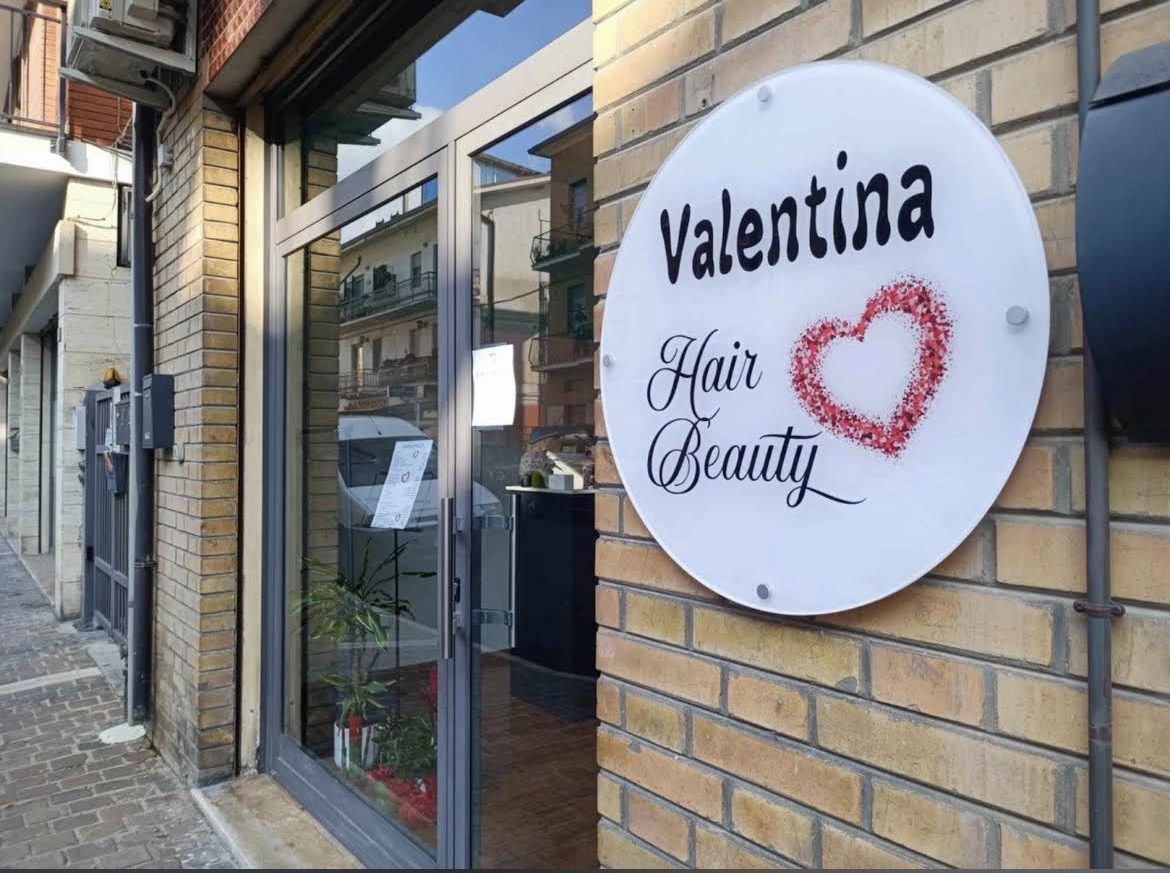 Facciata e insegna di Valentina Hair Beauty a Civitanova Marche