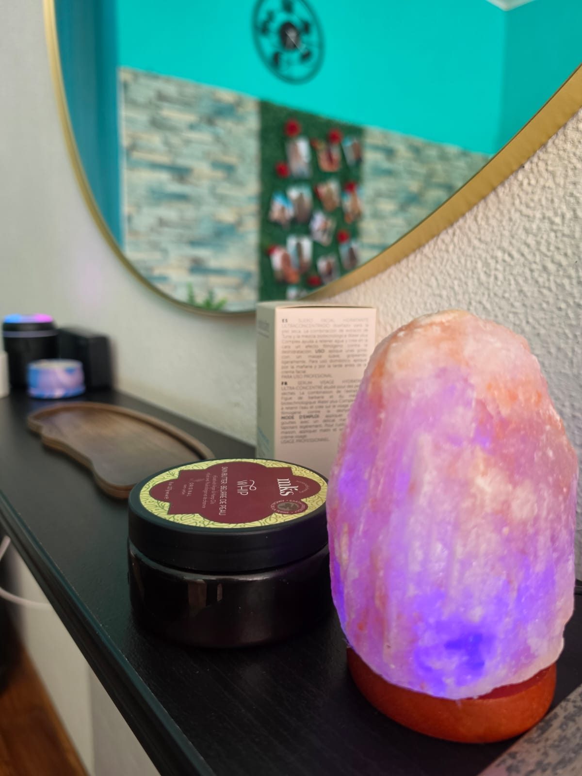 Angolo relax del salone con lampada di sale e candele profumate